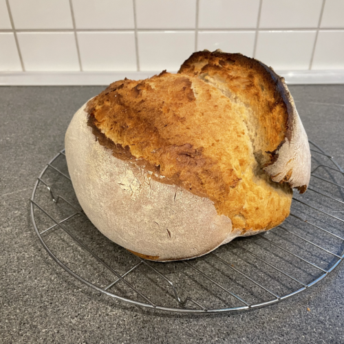 Ein helles Brot auf einem Auskühlgitter